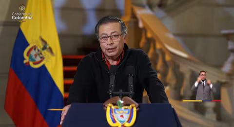 Petro bajo fuego por desviar la atención del paro camionero y centrarse en espionaje