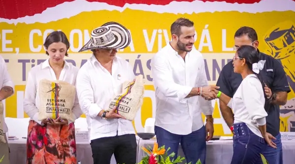 Colombia inicia histórica entrega de tierras a campesinos en Córdoba