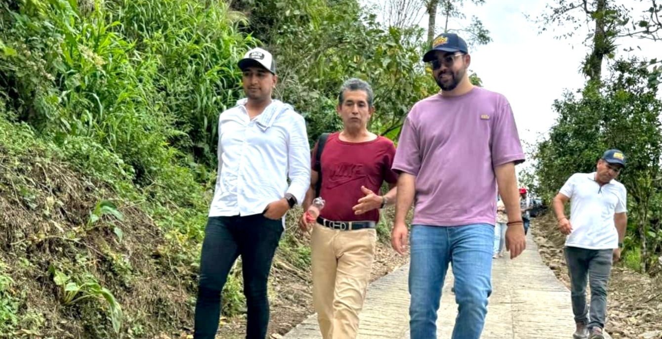 Santiago Barreto entrega proyectos tecnológicos y placa huellas comunitarias en Venadillo