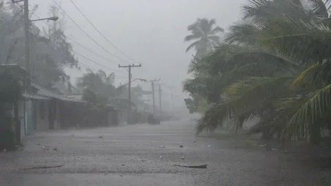 Milton, el huracán más devastador en décadas, amenaza la costa de Florida