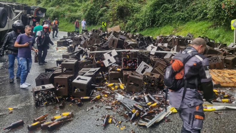 Impactante accidente en la vía Ibagué – Calarcá: Tractocamión cargado de cerveza se vuelca y genera caos en la ruta