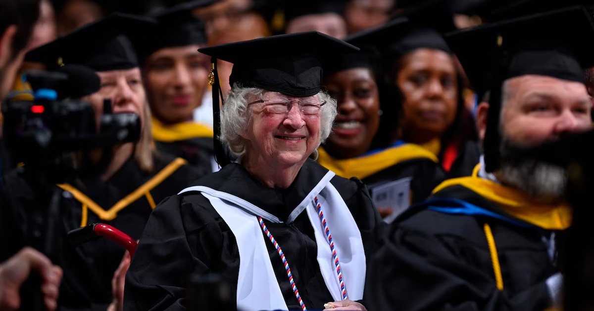 Mujer de 90 años cumple su sueño y se gradúa de la Universidad tras pasar su vida cuidando a sus hijos