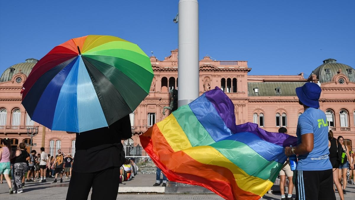 Argentina prohíbe tratamientos de cambio de sexo en menores de 18 años