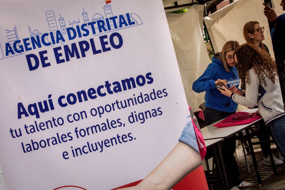 335 oportunidades de empleo en Bogotá: sectores de servicio y construcción buscan talento