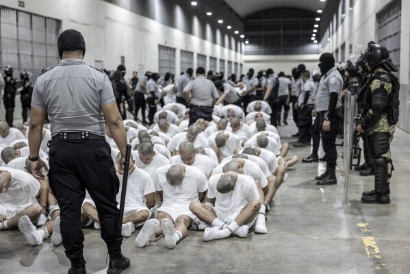El Salvador recibe a los primeros 238 deportados por Estados Unidos para ser recluidos en megacárceles
