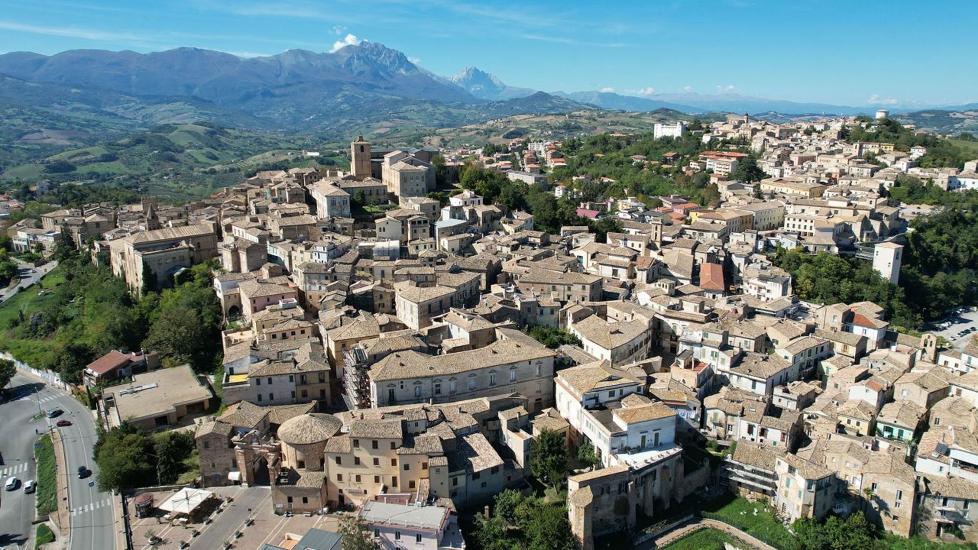Pueblo italiano sigue vendiendo casas por un euro para revitalizar su centro histórico