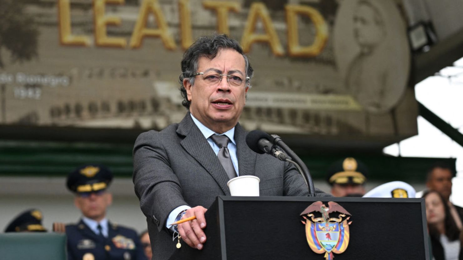 Petro suspende ofensiva contra disidencias de las FARC y da un mes para avanzar hacia la paz