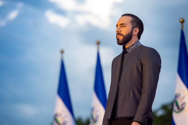 ¡Bukele lo vuelve a hacer! Presos en El Salvador fabrican pupitres para escuelas públicas