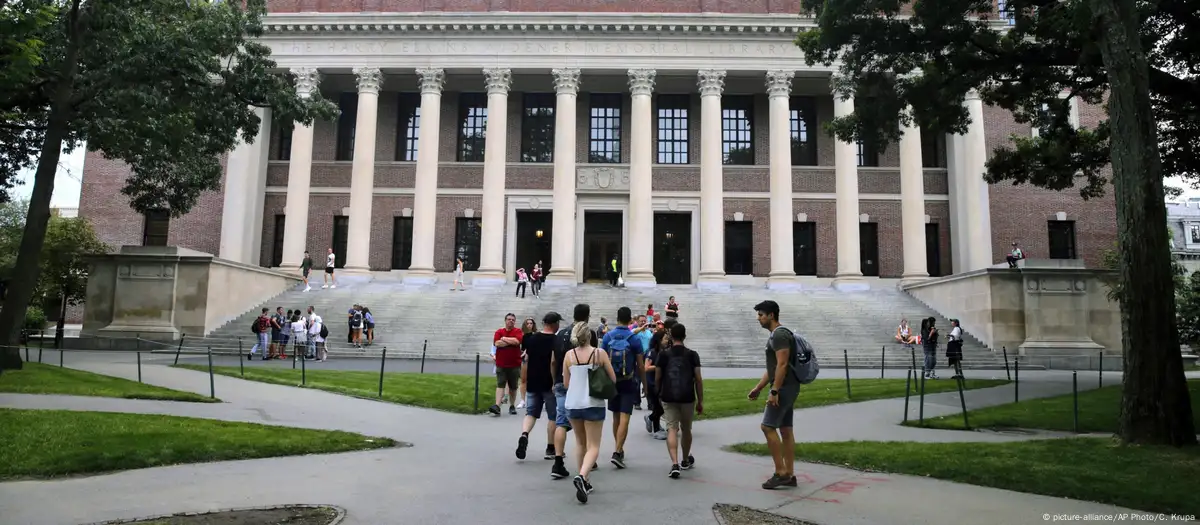 Trump expulsa a Harvard del programa de estudiantes extranjeros: miles deberán abandonar EE. UU.