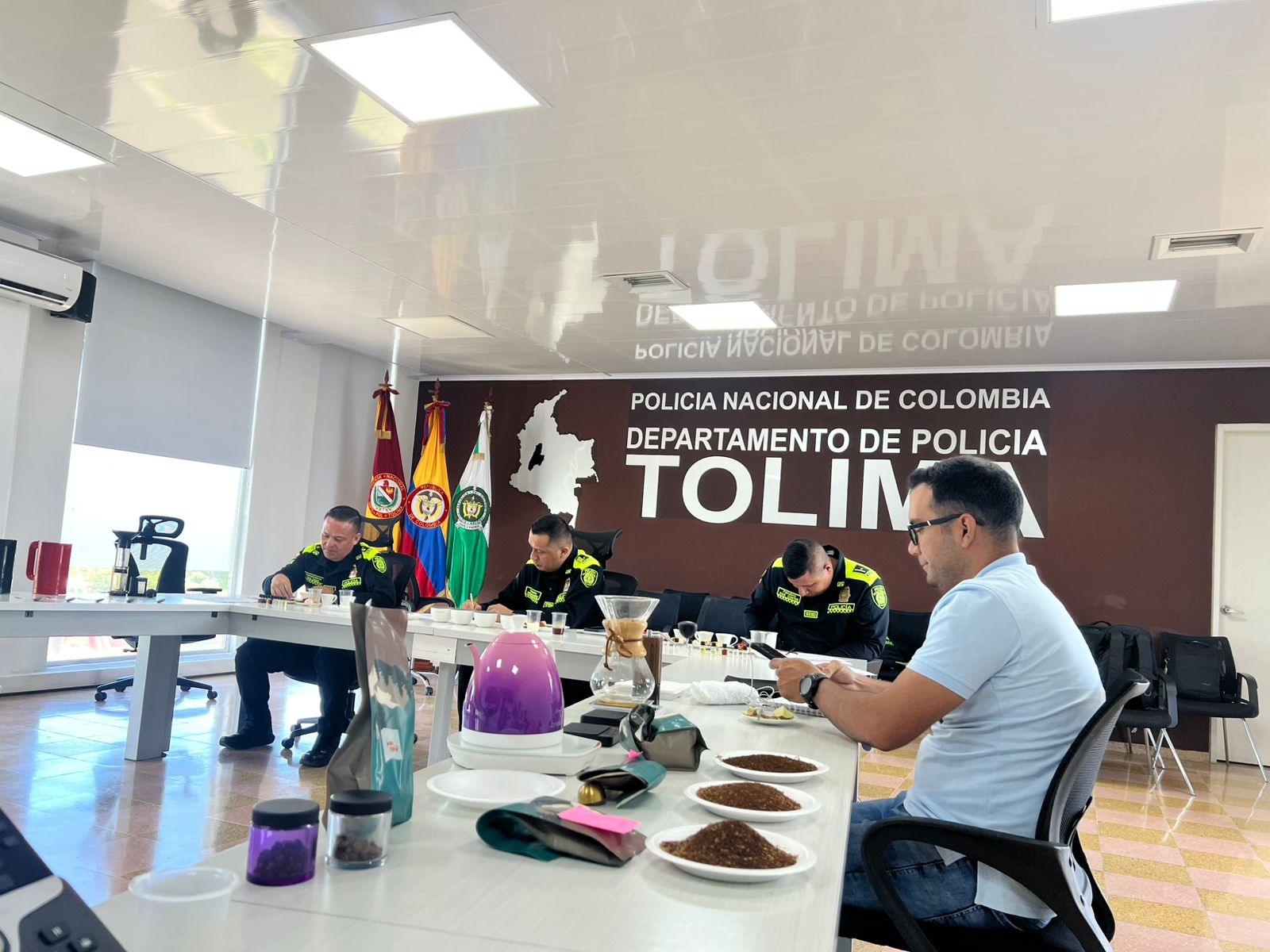 Policía y café: uniformados del Tolima se convierten en baristas para promover el café especial del departamento