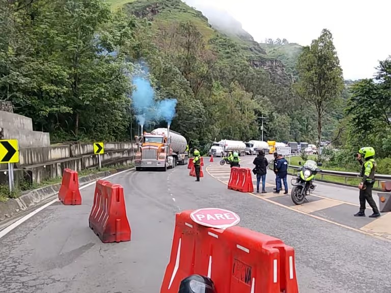 Bloqueos de transportadores paralizan tramos clave entre Bogotá y Villavicencio