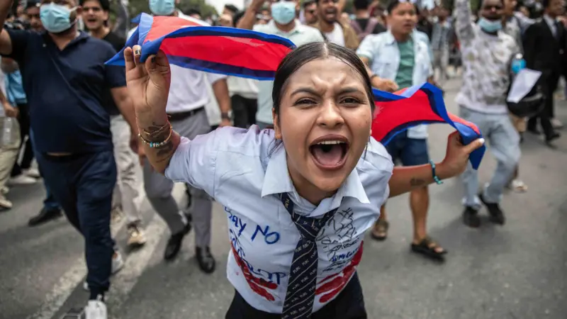 La Generación Z hace temblar al poder en Nepal y derriba al primer ministro tras prohibición de redes sociales