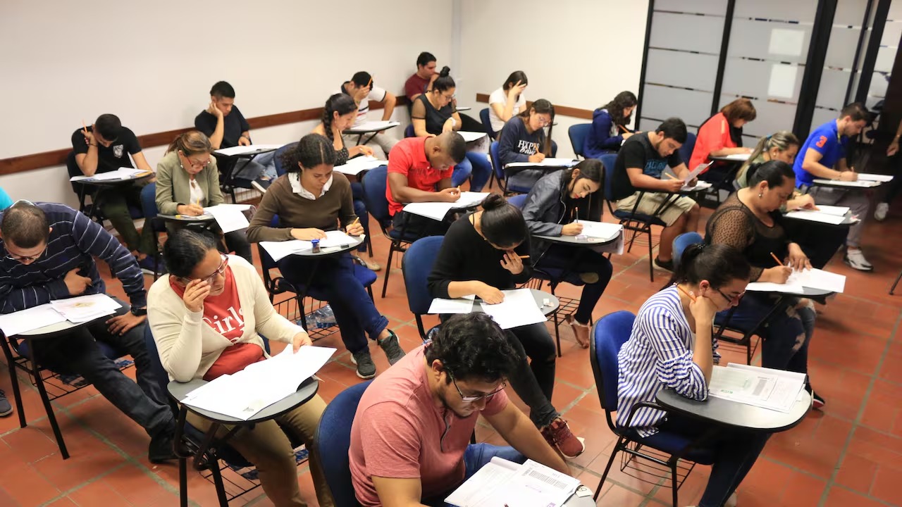 Solo el 16% se graduaba a tiempo: el difícil diagnóstico de la OCDE sobre la educación en Colombia en 2022 que hoy empieza a cambiar