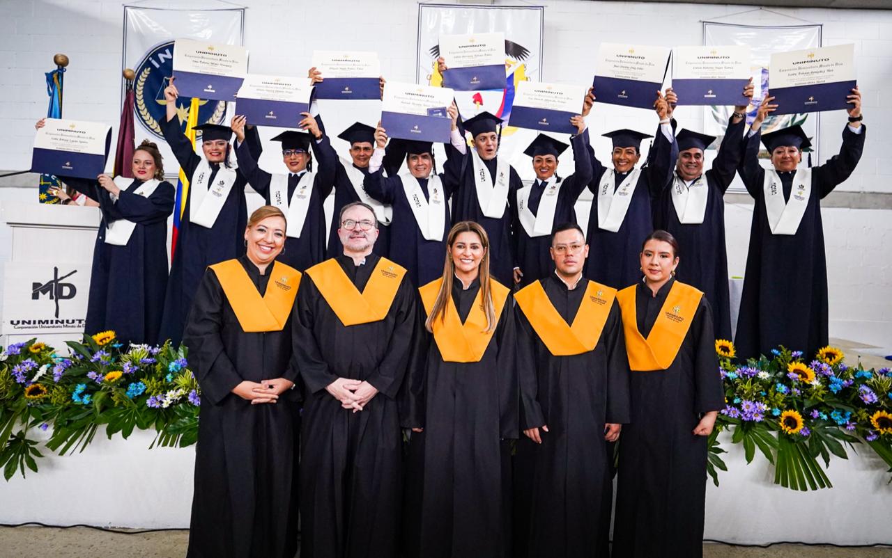 Diez internos y diez guardianes se gradúan como comunicadores sociales en Ibagué