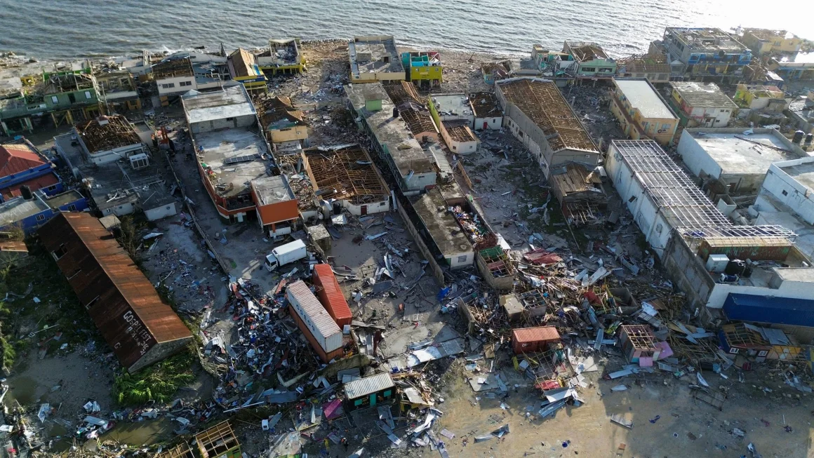 “Huracán Melissa Devasta el Caribe: Destrucción, Decenas de Muertos y Comunidades Aisladas”