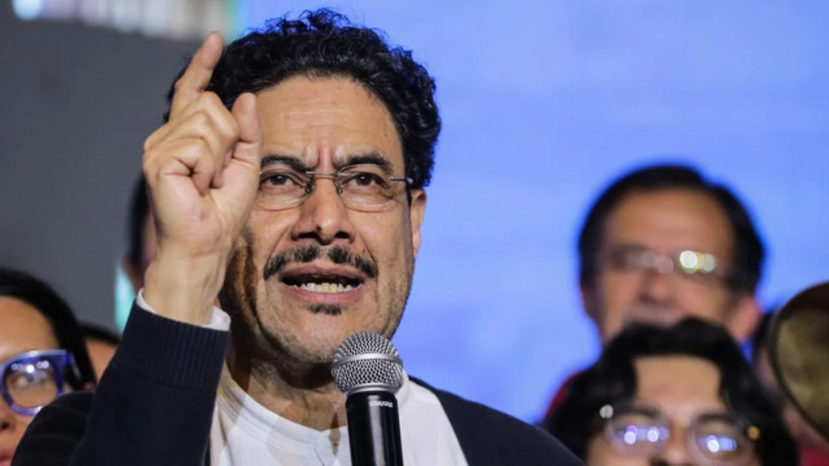Iván Cepeda denuncia “campaña de persecución” para vincularlo con las Farc y lleva el caso ante la CIDH